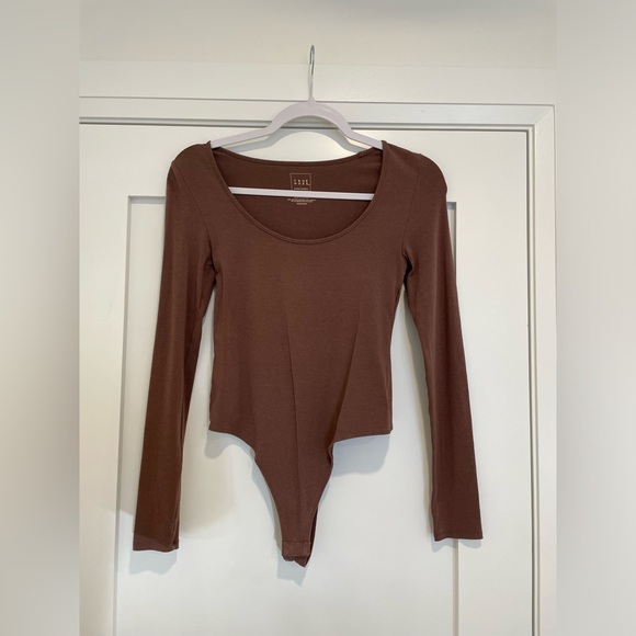 Banana Republic True Hues Scoop-Neck Thong Bodysuit Colour Hue 185- Size XS - Picture 2 of 5